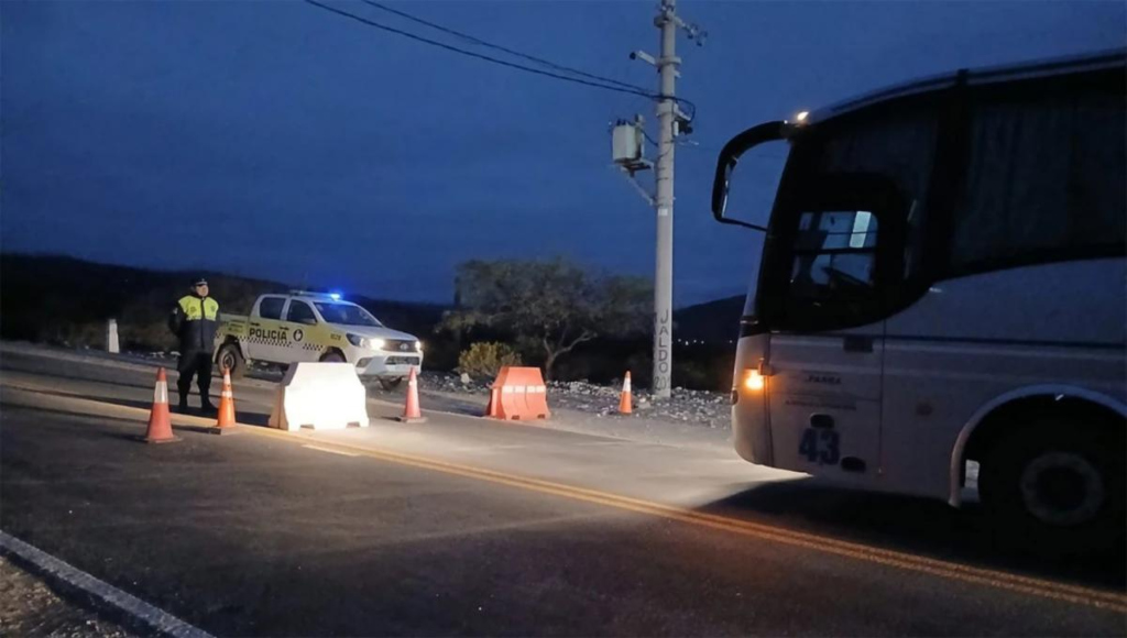 Cortan la Ruta 307 por hielo en la calzada y reportan nevadas en Tafí del Valle en medio de la ola polar: videos